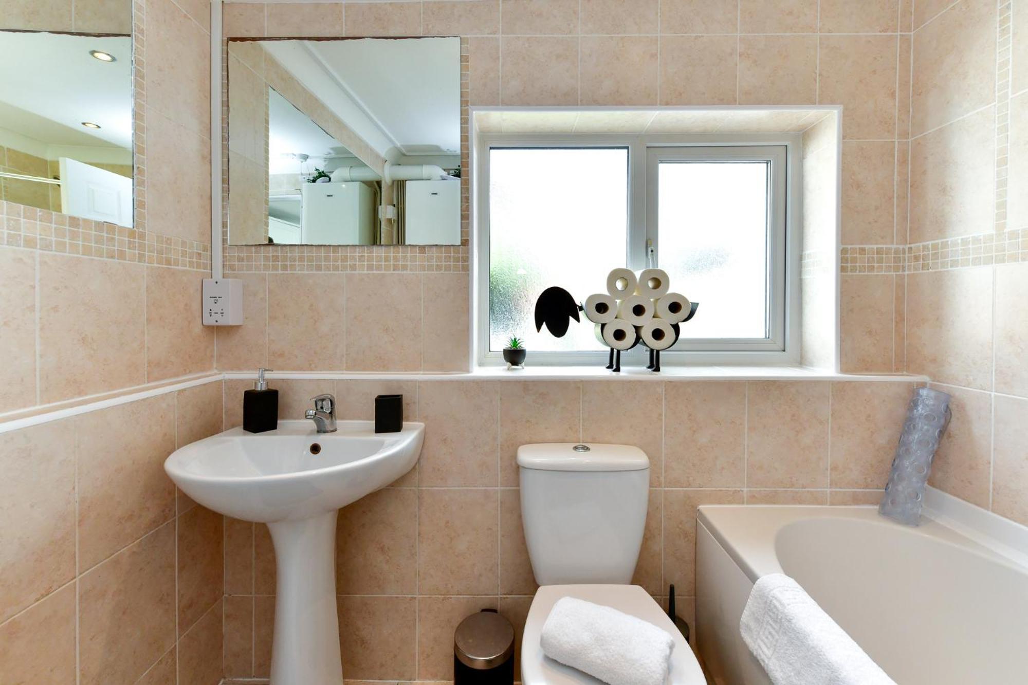 Free Parking - Heart Of The City - Superb Townhouse & Garden - Peaceful Area But Only 5Min Walk To Beach, Shops, Bars, Arena, Marina, Parks Swansea Kültér fotó