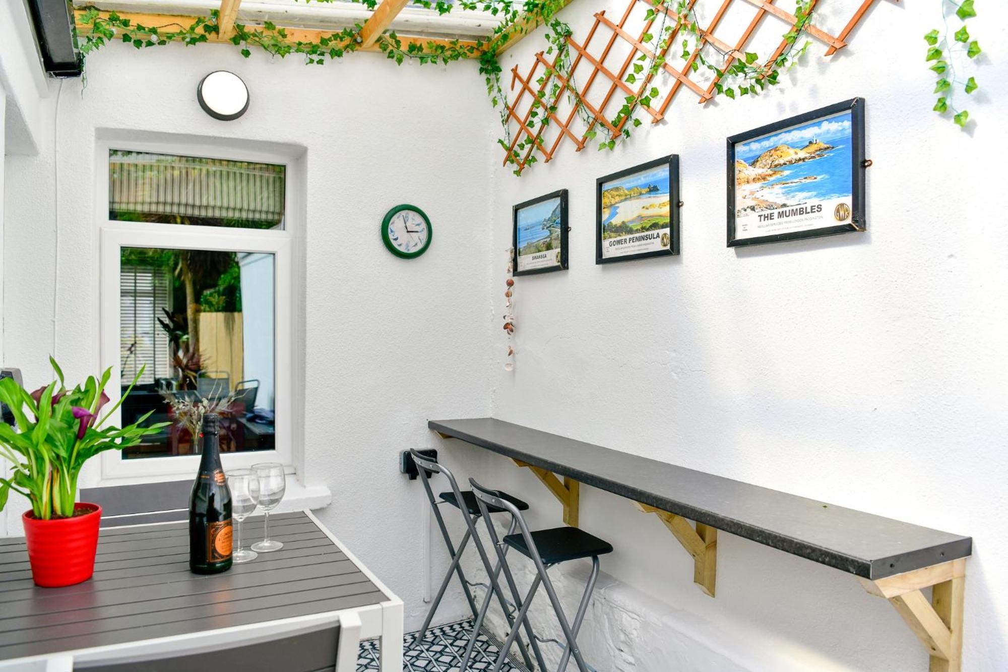 Free Parking - Heart Of The City - Superb Townhouse & Garden - Peaceful Area But Only 5Min Walk To Beach, Shops, Bars, Arena, Marina, Parks Swansea Kültér fotó