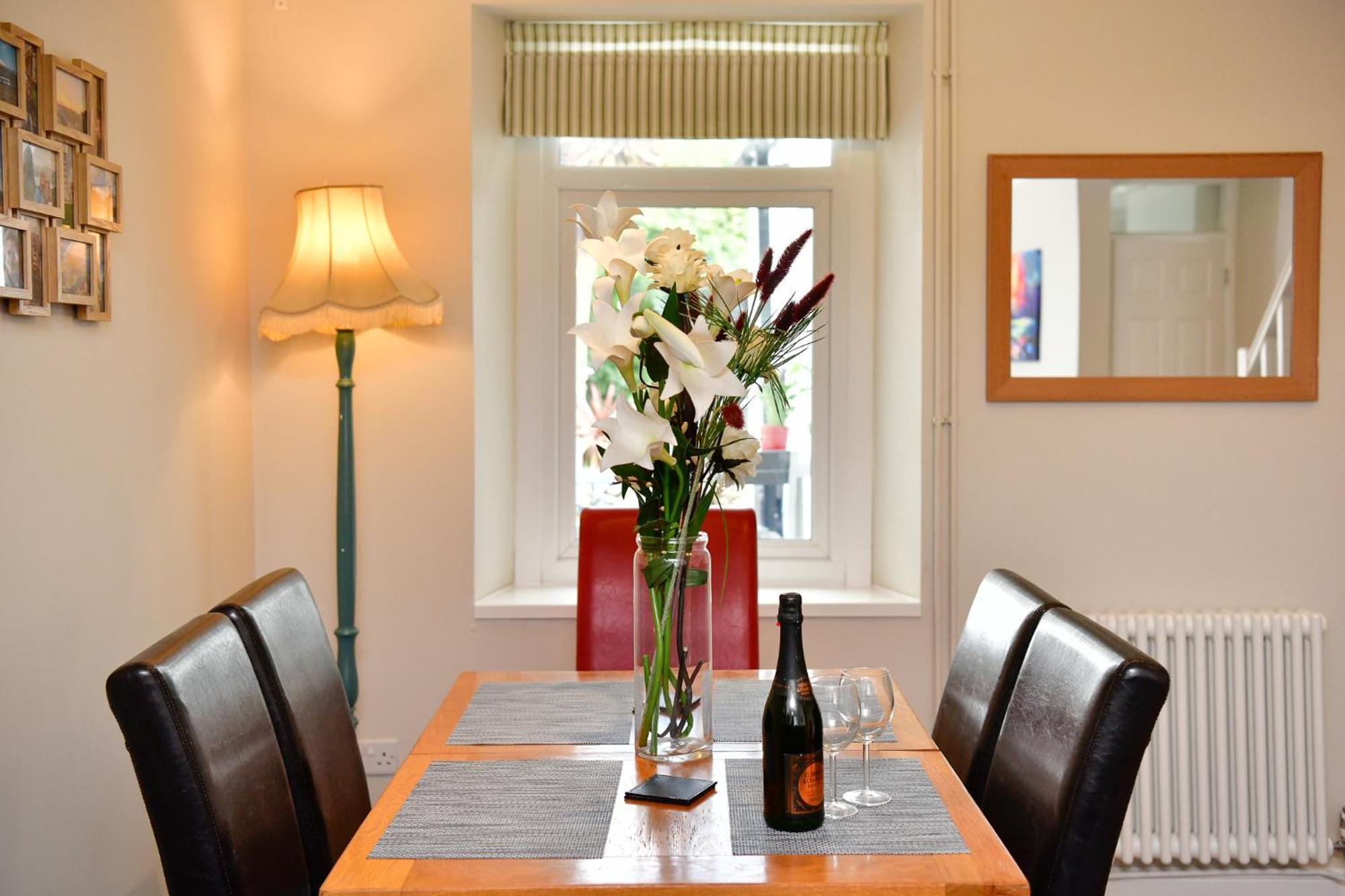 Free Parking - Heart Of The City - Superb Townhouse & Garden - Peaceful Area But Only 5Min Walk To Beach, Shops, Bars, Arena, Marina, Parks Swansea Kültér fotó
