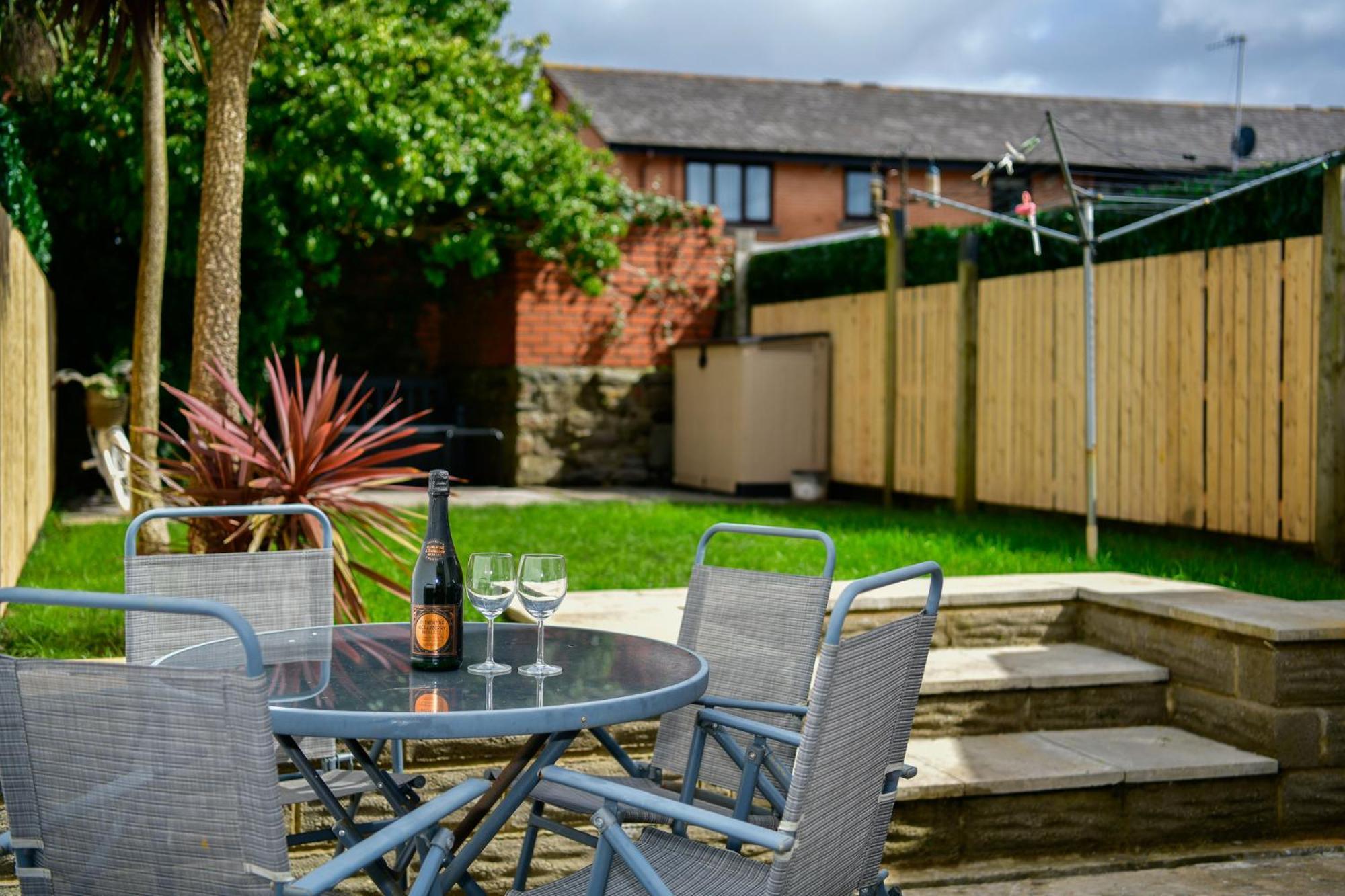 Free Parking - Heart Of The City - Superb Townhouse & Garden - Peaceful Area But Only 5Min Walk To Beach, Shops, Bars, Arena, Marina, Parks Swansea Kültér fotó