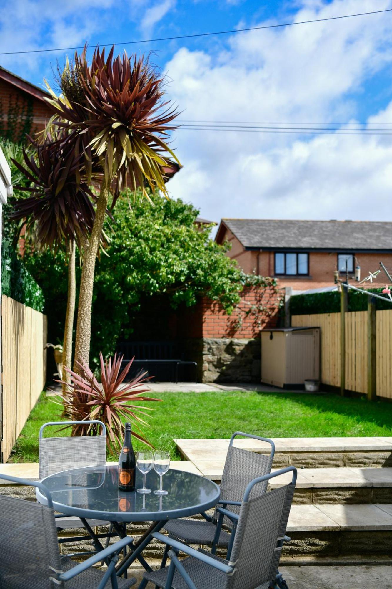Free Parking - Heart Of The City - Superb Townhouse & Garden - Peaceful Area But Only 5Min Walk To Beach, Shops, Bars, Arena, Marina, Parks Swansea Kültér fotó