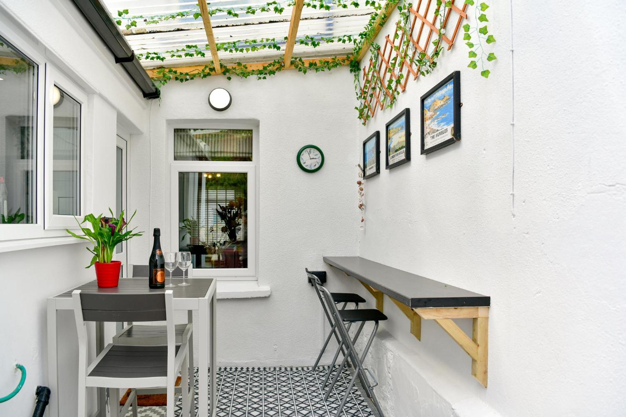 Free Parking - Heart Of The City - Superb Townhouse & Garden - Peaceful Area But Only 5Min Walk To Beach, Shops, Bars, Arena, Marina, Parks Swansea Kültér fotó