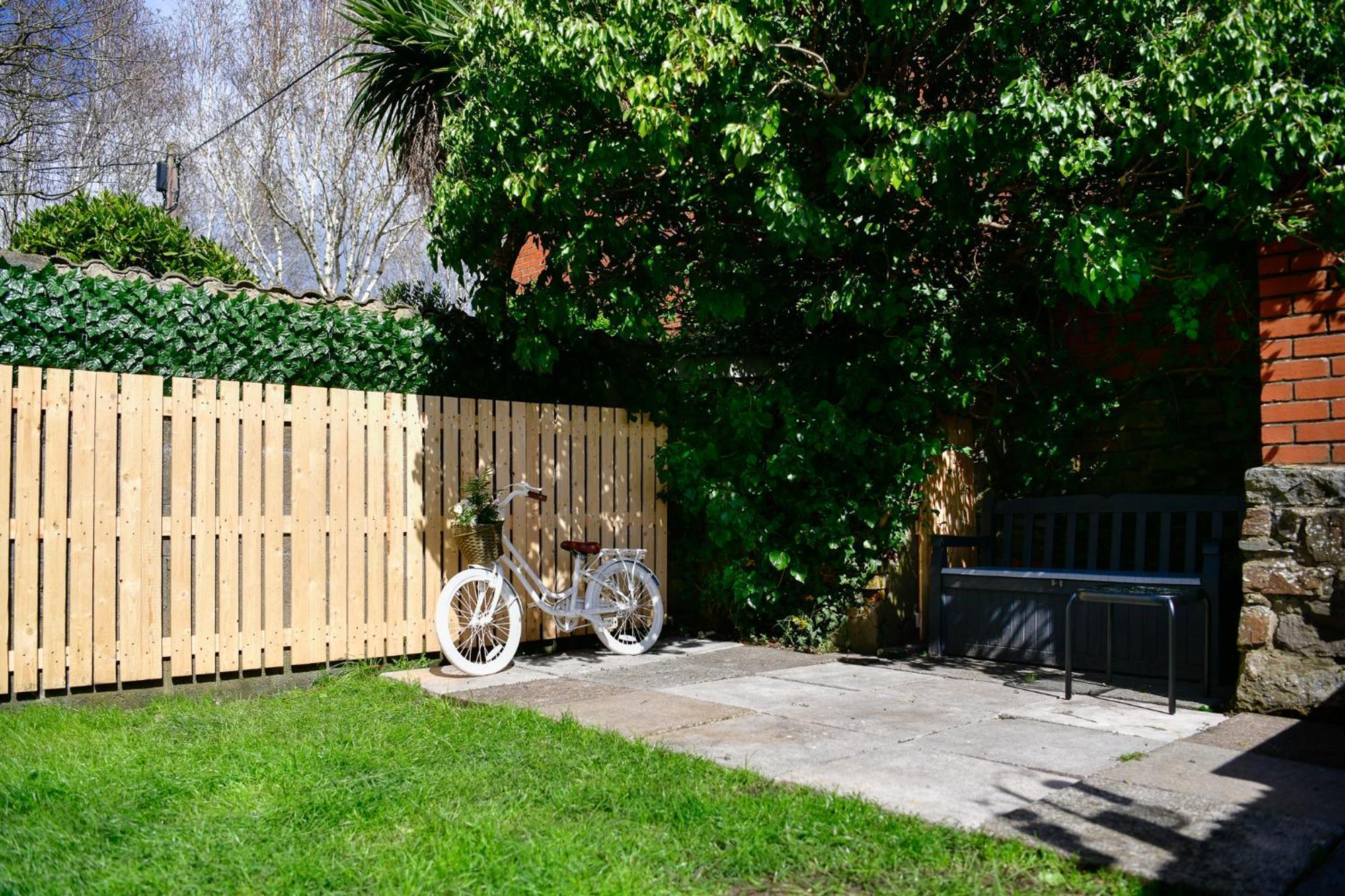 Free Parking - Heart Of The City - Superb Townhouse & Garden - Peaceful Area But Only 5Min Walk To Beach, Shops, Bars, Arena, Marina, Parks Swansea Kültér fotó